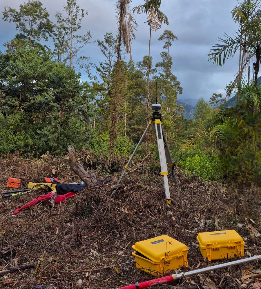 Receptor GNSS RTK Mettatec en levantamiento de campo, selva central