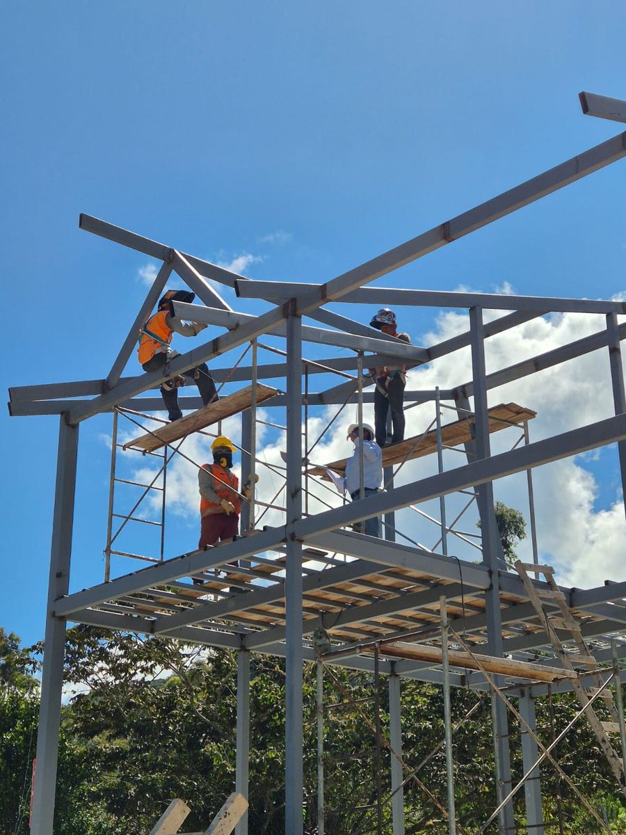 Montaje de estructura metálica con supervisión en obra, Oxapampa