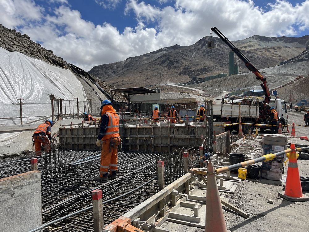 Armado de acero y encofrado de cimentación en obra