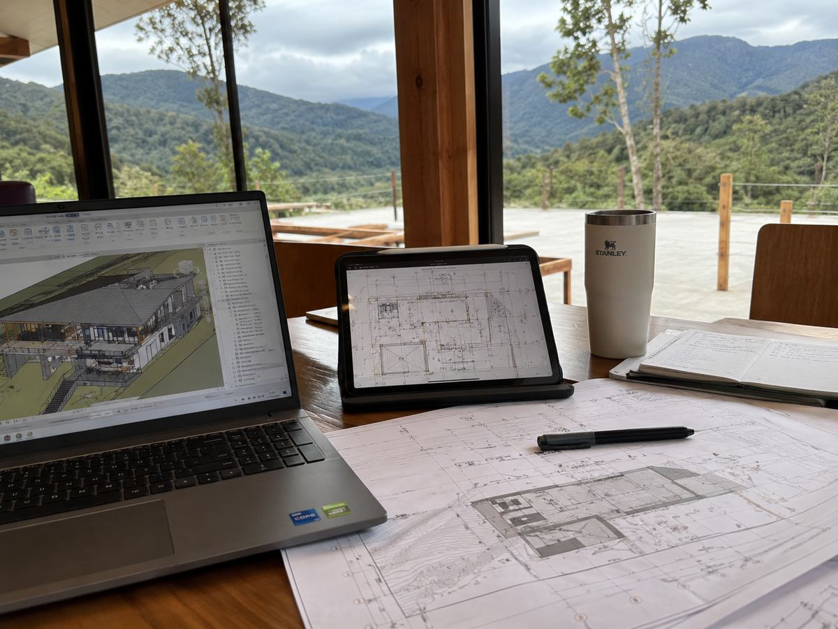 Modelo BIM y planos en revisión, frente a la obra en Oxapampa