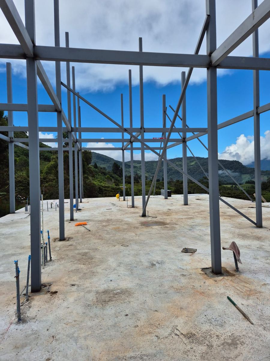 Pórticos de acero montados sobre losa de concreto, Oxapampa