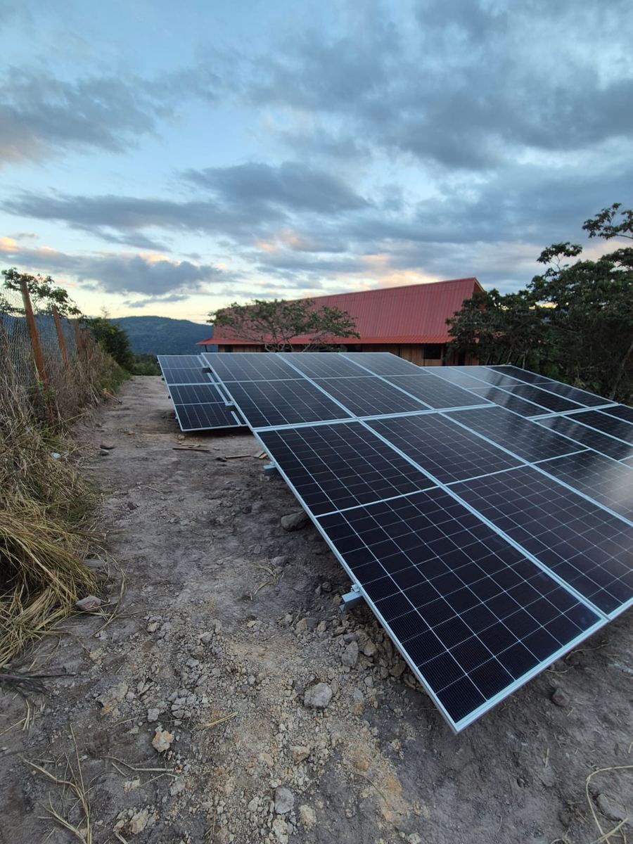 Sistema solar fotovoltaico instalado en proyecto en Oxapampa